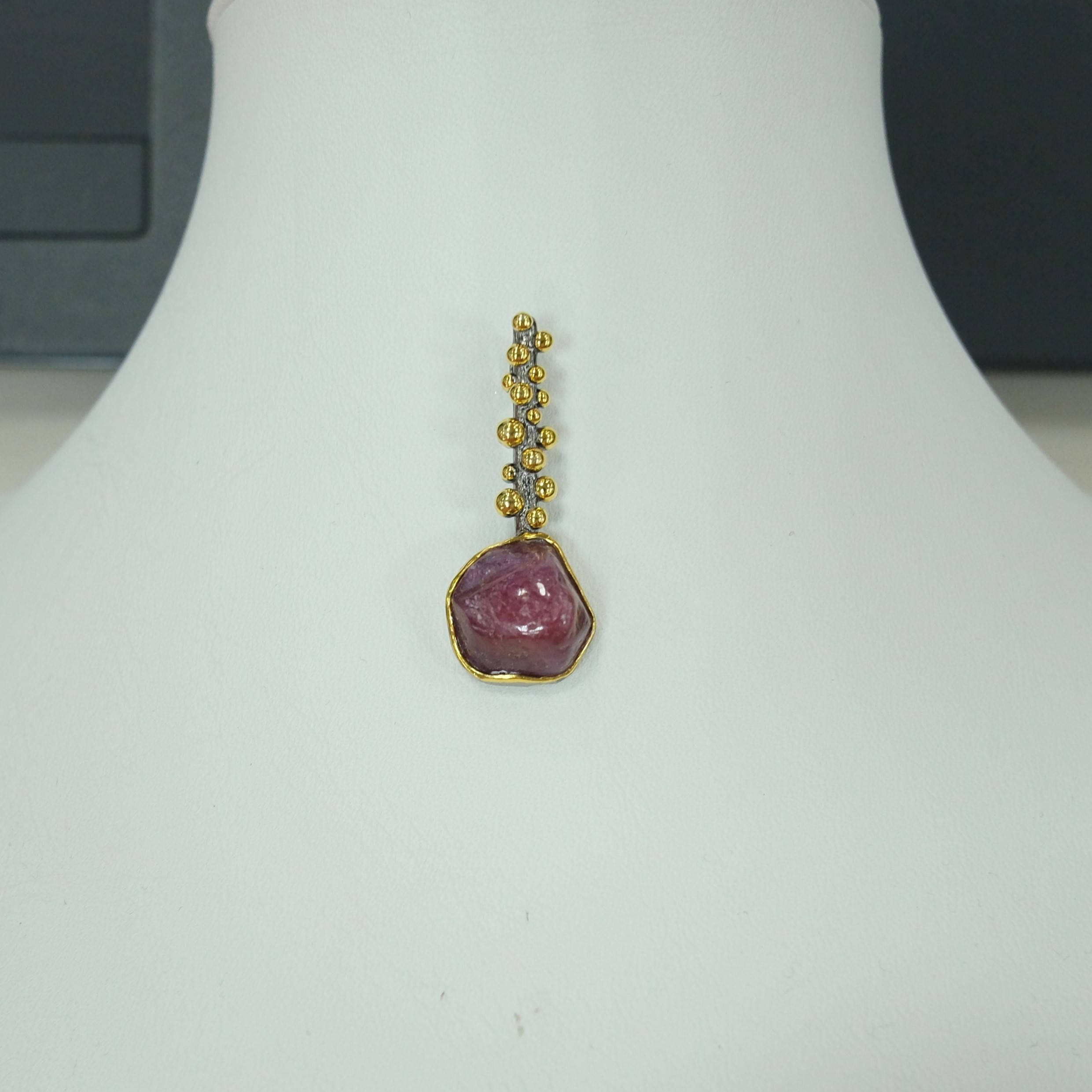 Серебряная подвеска с корундом